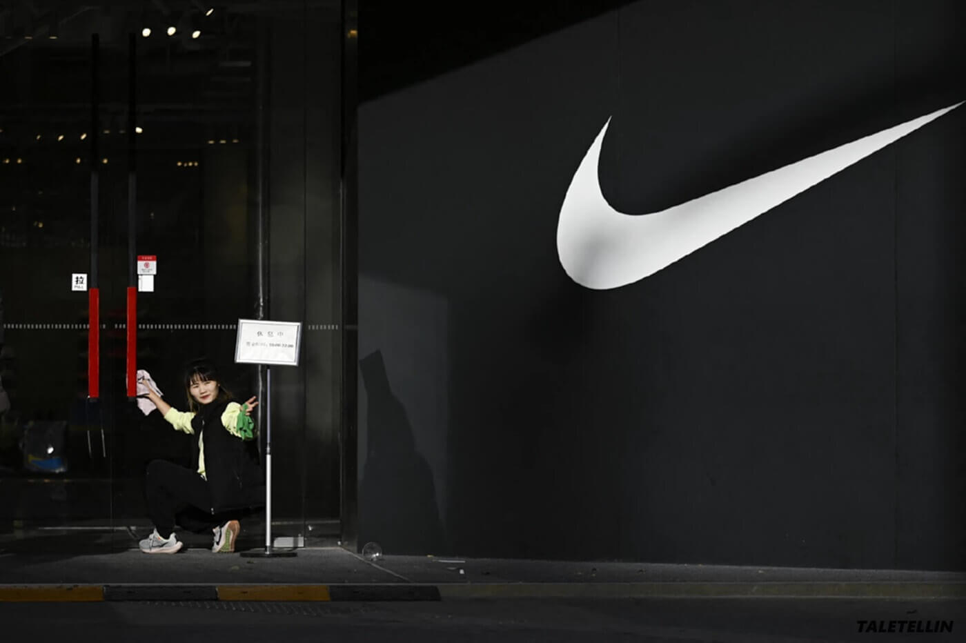 ไนกี้เตรียมลดพนักงาน 1,600 ตำแหน่ง Nike กำลังลดพนักงานทั่วโลก 2% หรือน้อยกว่า 1,600 ตำแหน่ง เนื่องจากบริษัทเสื้อผ้ากีฬายักษ์ใหญ่รายนี้ตั้ง