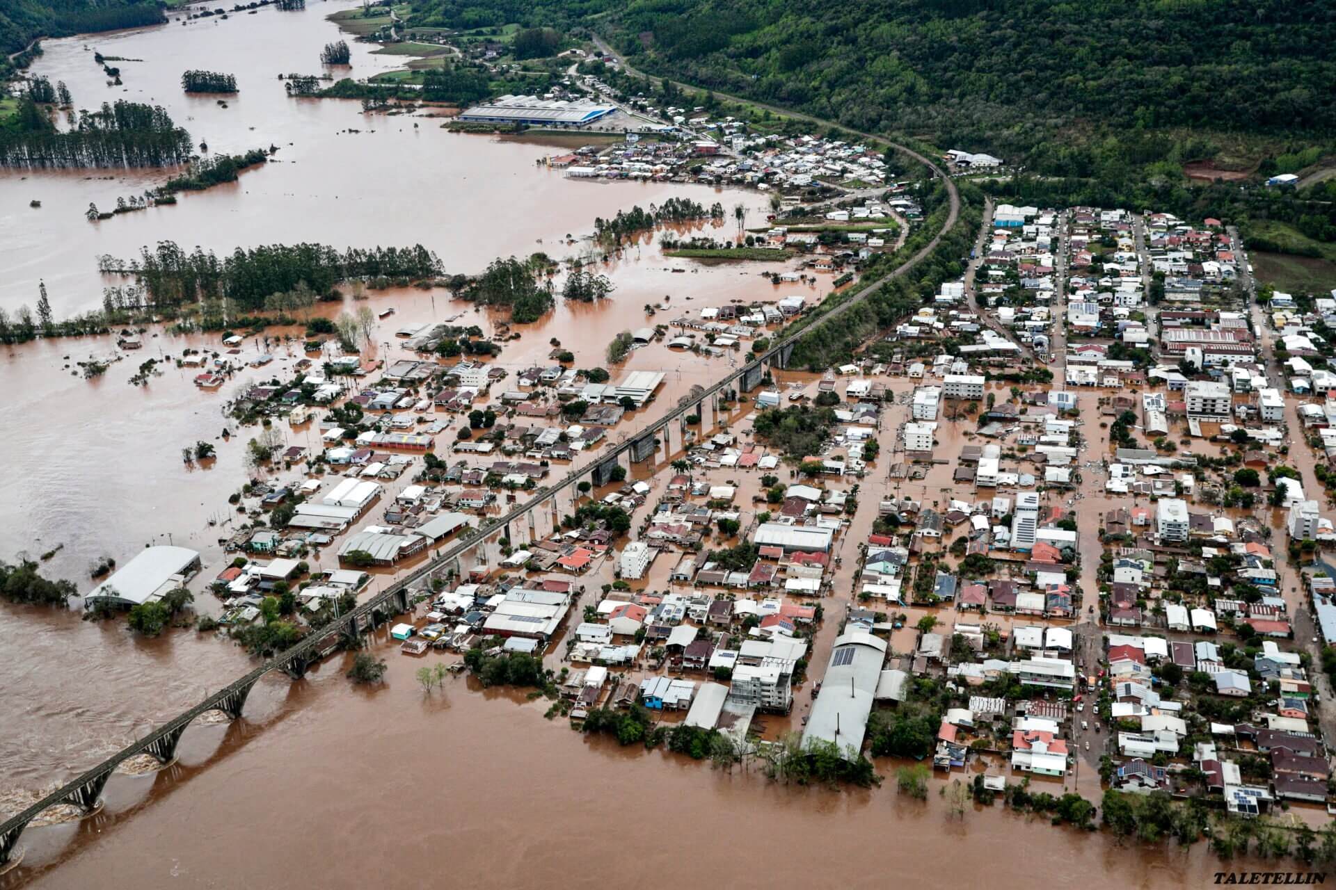 ฝนตกหนักในบราซิลคร่าชีวิตอย่างน้อย 8 ราย สูญหาย 21 ราย หน่วยป้องกันพลเรือนระบุ ฝนตกหนักในรัฐริโอกรันเดโดซุลทางตอนใต้ของบราซิล ส่งผลให้มี